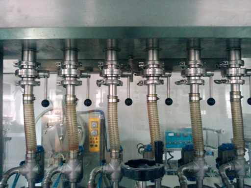 linear filling machine for cream κοντινή λήψη στο μηχάνημα πλήρωσης κρέμας.jpg