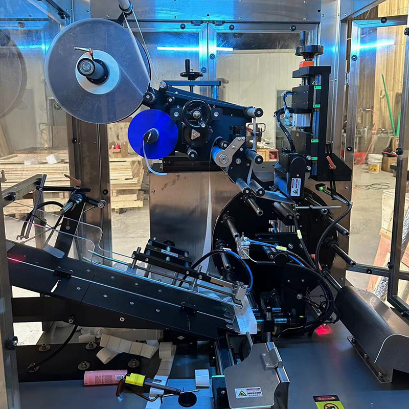 Αυτόματη μηχανή επισήμανσης πλαστικών μαλακών σωλήνων με σύστημα τροφοδοσίας σωλήνων