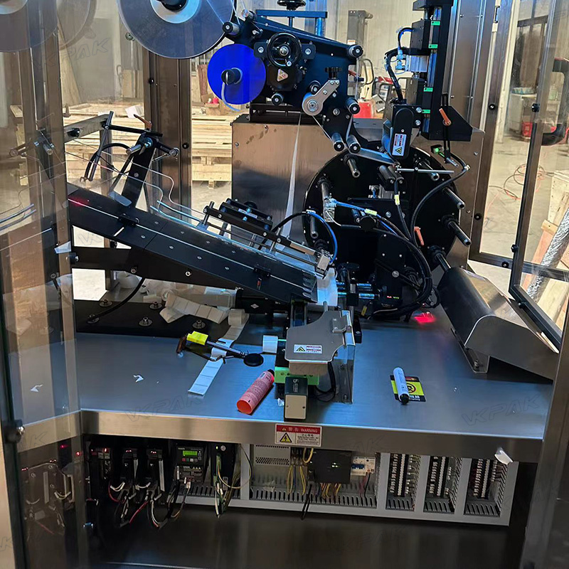 Αυτόματη μηχανή επισήμανσης πλαστικών μαλακών σωλήνων με σύστημα τροφοδοσίας σωλήνων