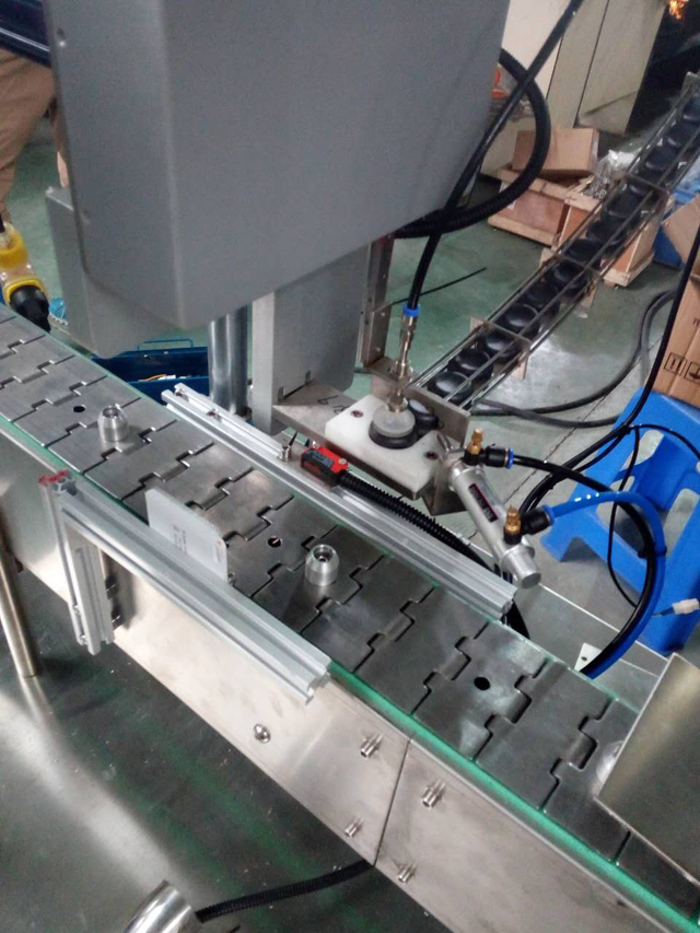 καπάκια ρομπότ που ταΐζει εικόνες.jpg