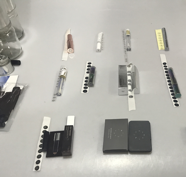 ετικέτες και κραγιόν καλλυντικά προϊόντα.jpg