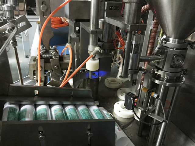 tubes holding feeding system σύστημα αυτόματης τροφοδοσίας σωλήνων για πλήρωση σφράγιση.jpg