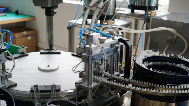 Περιστροφικό υγρό πλήρωσης σε πλαστικά μπουκάλια.jpg