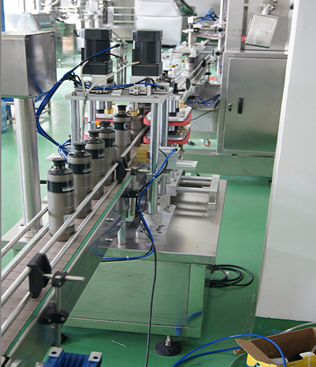 automatic capping machine with manual caps feeder system αυτόματο καπάκι με χειροκίνητα καπάκια feeding.jpg