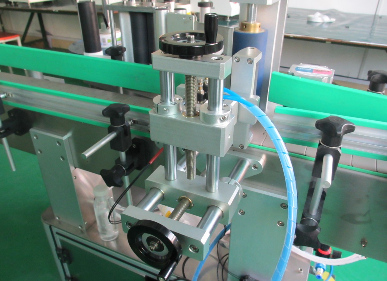 round bottles labeling machinery automatic στρογγυλά μπουκάλια etiketter μηχανή ετικετών (10).JPG