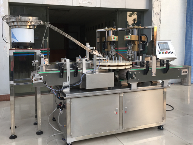 capping machine with 2 capping heads Εξοπλισμός βιδωτού καπακιού ημιαυτόματος.jpg