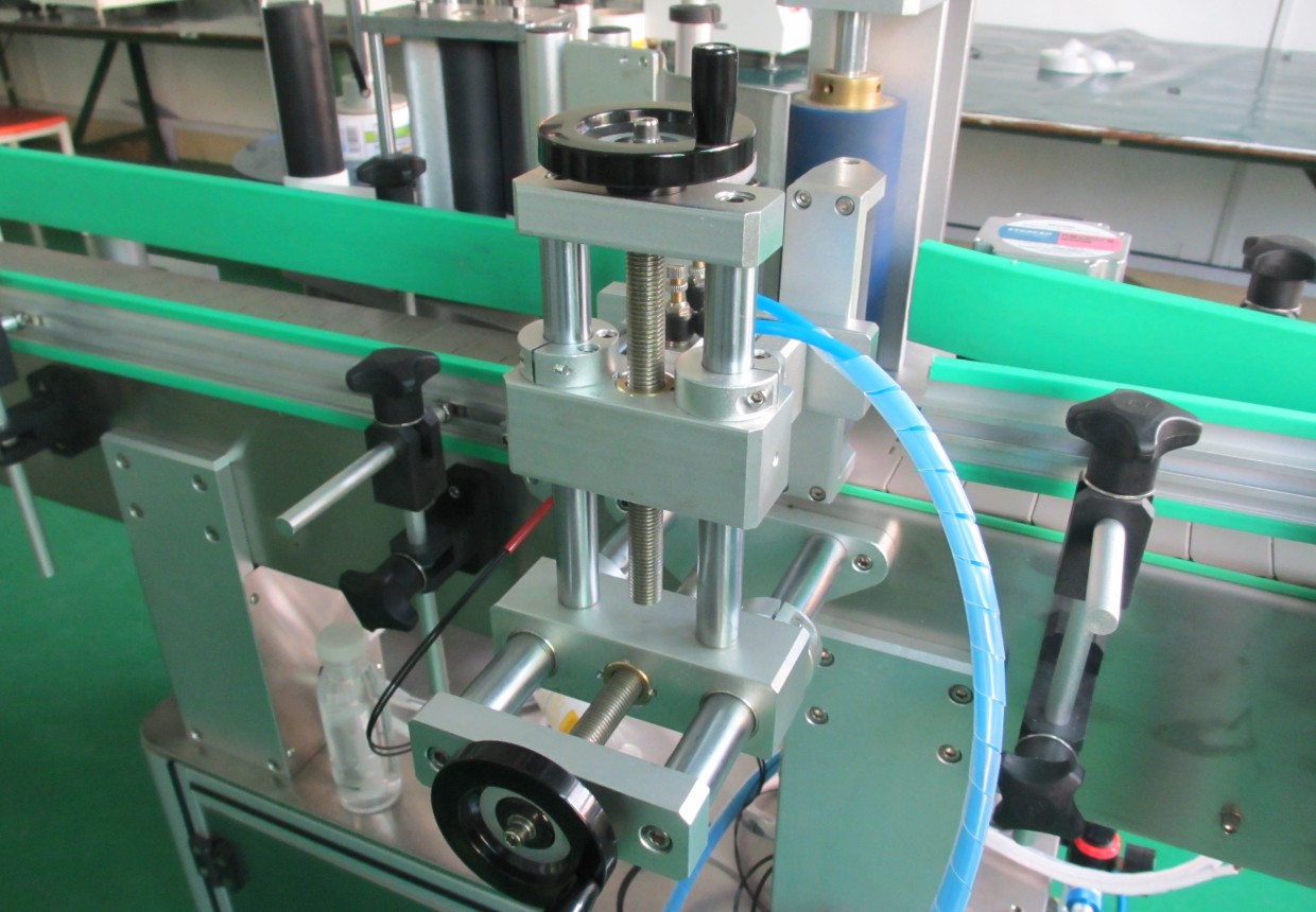 labeling machine with positioning system ΕΤΙΚΕΤΑ ΕΞΟΠΛΙΣΜΟΣ ΦΙΑΛΕΣ PLC.jpg