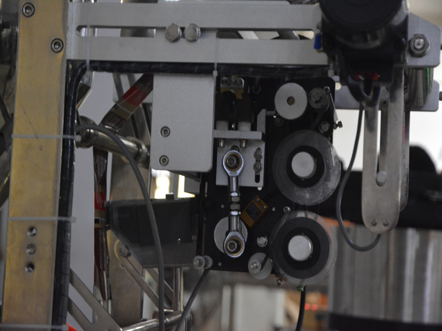 Εξάρτημα κωδικοποίησης ημερομηνίας για υγρό πληρωτικό σε σακούλες.jpg