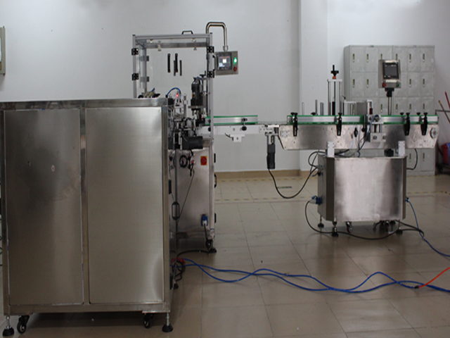 Μπουκάλια που τακτοποιούν για E liquid line.jpg