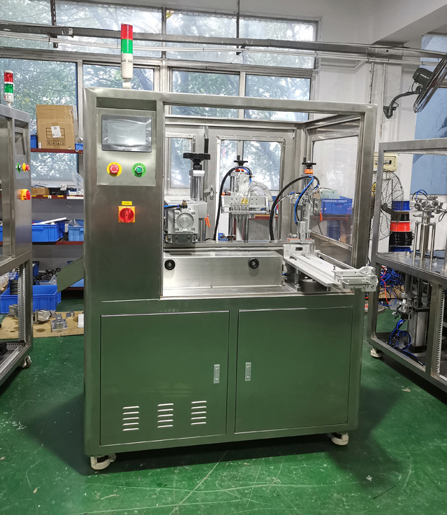 μηχανή σε δεξαμενή αποθήκευσης.jpg