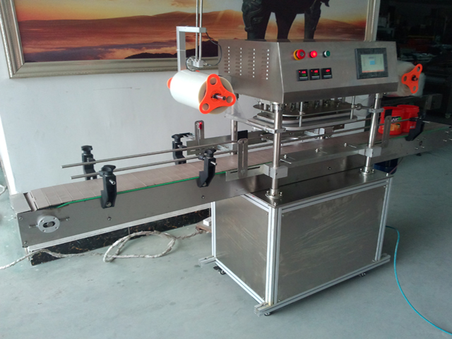 side pictures for automatic jars sealing machine στεγανοποιητικό μηχάνημα σε λειτουργία.jpg