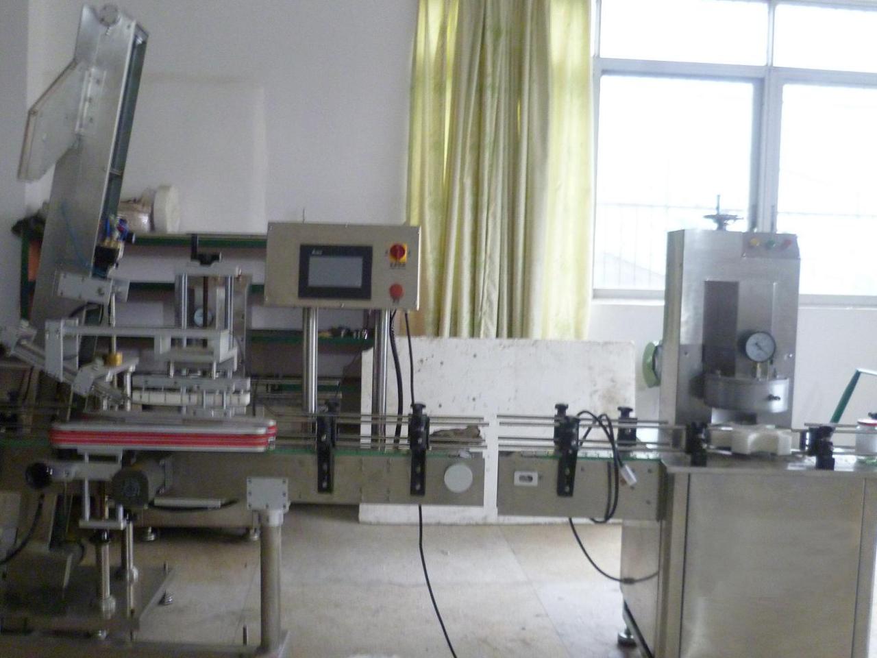 vacuum capping machine with cap placement καπάκι κενού για γυάλινο βάζο.JPG