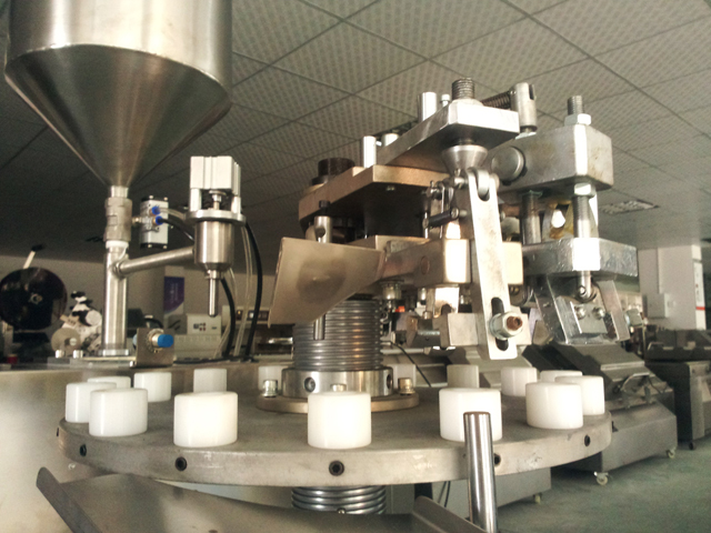 metal tubes filling folding machine σφραγιστικά μηχανήματα πλήρωσης σωλήνων σε απόθεμα.jpg