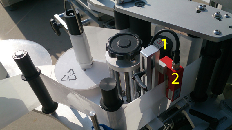 labeling machine for E liquid small bottles επισήμανση για E υγρό κλείσιμο pictures.jpg