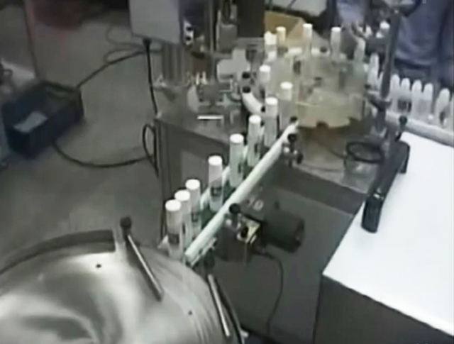 μηχανήματα πλήρωσης καπακιού.jpg