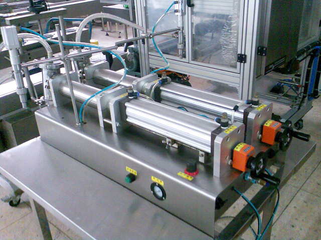 double heads liquid filling machine Μηχανή πλήρωσης 2 κεφαλών υγρού απορρυπαντικού.jpg