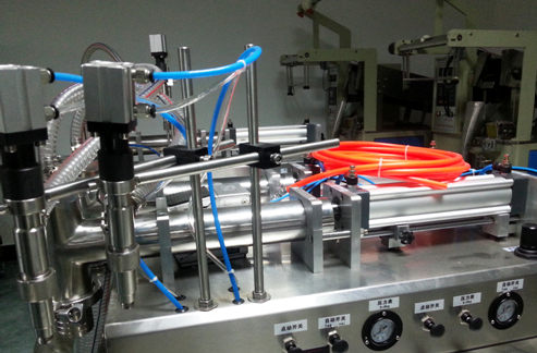 liquid filling machinery semi automatic οριζόντιο υγρό πληρωτικό πλήρως πνευματικό.jpg