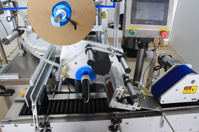 rolling bars from horizontal labeling machine σύγχρονη ζώνη για κυλιόμενες φιάλες.jpg