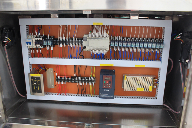 horizontal small bottles labeling machine picture οριζόντια μηχανή ετικετών πραγματική εικόνα.jpg