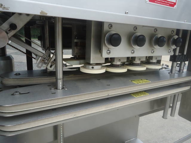 high speed linear screw capping machines υψηλής ταχύτητας βιδωτό καπάκι.jpg
