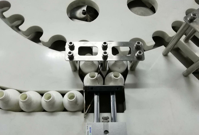 τροφοδότη μπουκαλιών.jpg