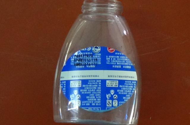 κυλιόμενη μηχανή ετικετών για επίπεδες φιάλες samples.jpg