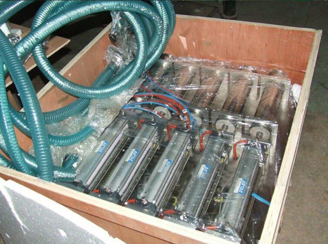 Μηχανή πλήρωσης 4 κεφαλών σε ξύλινη θήκη.jpg