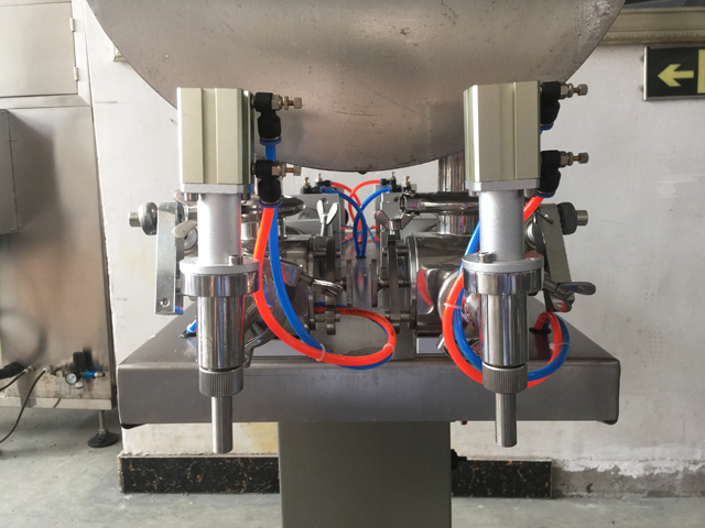 two filling nozzles pneumatic filler equipment ακροφύσια δύο.jpg