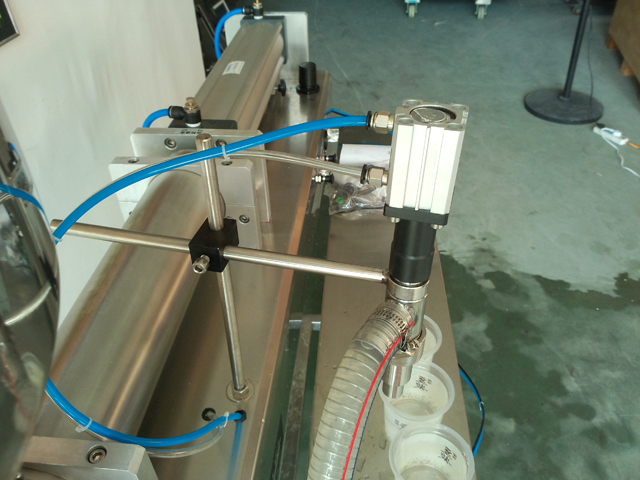 liquid filling machine for lotion shampoo cream Εξοπλισμός πλήρωσης σαμπουάν.jpg