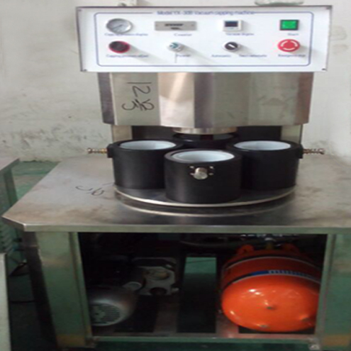 illustration of vacuum capping machine semi automatic εικονογράφηση για κάλυψη κενού.jpg