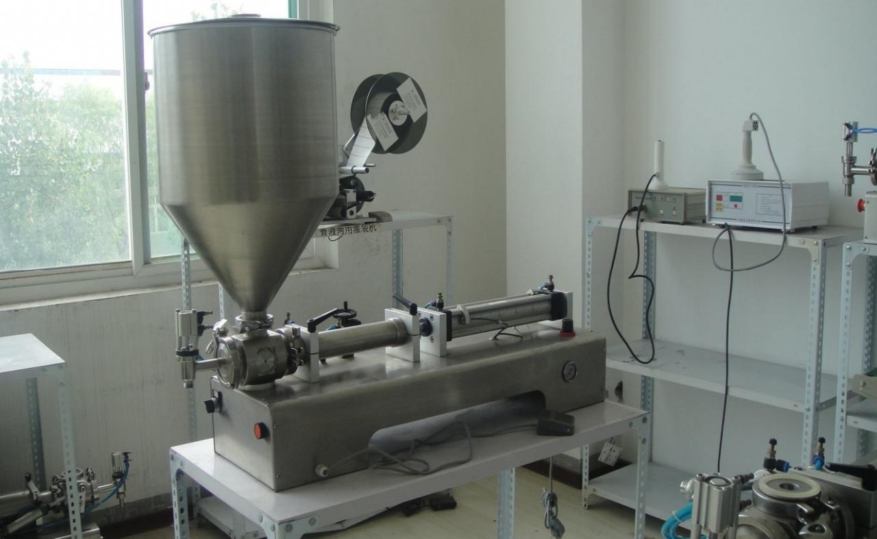 liquid paste filling machine with vertical hopper ΜΟΝΟΚΕΦΑΛΙ ΜΕ ΜΗΧΑΝΗ ΓΕΜΙΣΗΣ ΧΟΠΕΡ.jpg