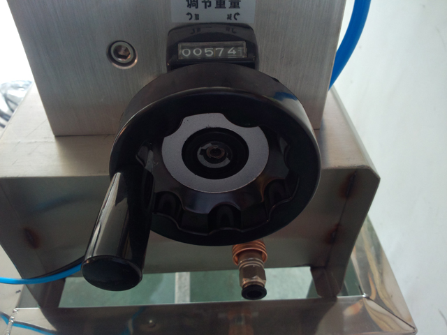 liquid filling machine semi automatic Εξοπλισμός πλήρωσης σαμπουάν.jpg