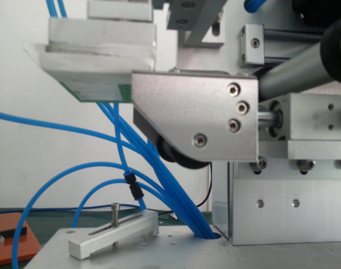 semi automatic flat bottles labeling equipment επίπεδη μηχανή ετικετών με PLC advanced (2).jpg