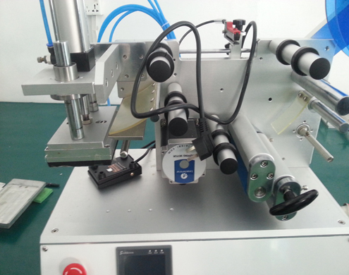 flat surface labeling equipment semi automatic Εξοπλισμός ετικετών επίπεδης επιφάνειας (3).jpg