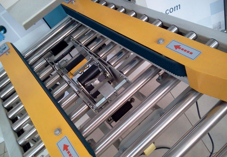 carton sealing stainless steel roll κοντινό πλάνο για μηχανή σφράγισης χαρτοκιβωτίων semi auto.jpg