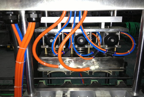 vacuum capper linear κενού καλύμματος κεφαλές μέρος κοντά shot.jpg