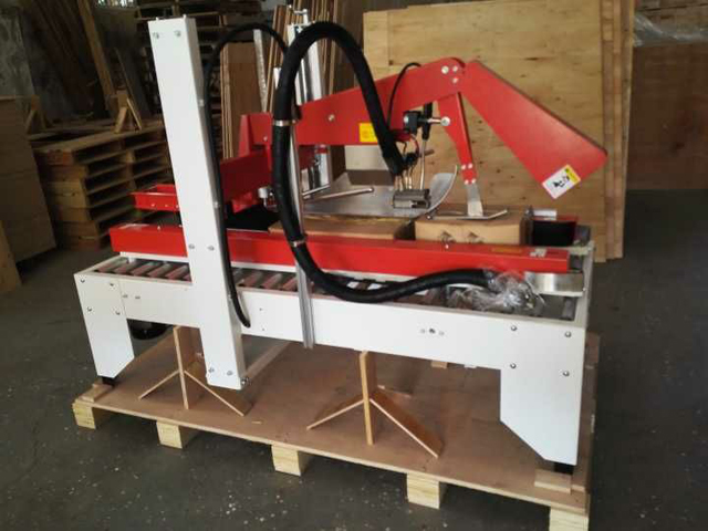 μηχάνημα σφράγισης χαρτοκιβωτίων θερμής κόλλας.jpg