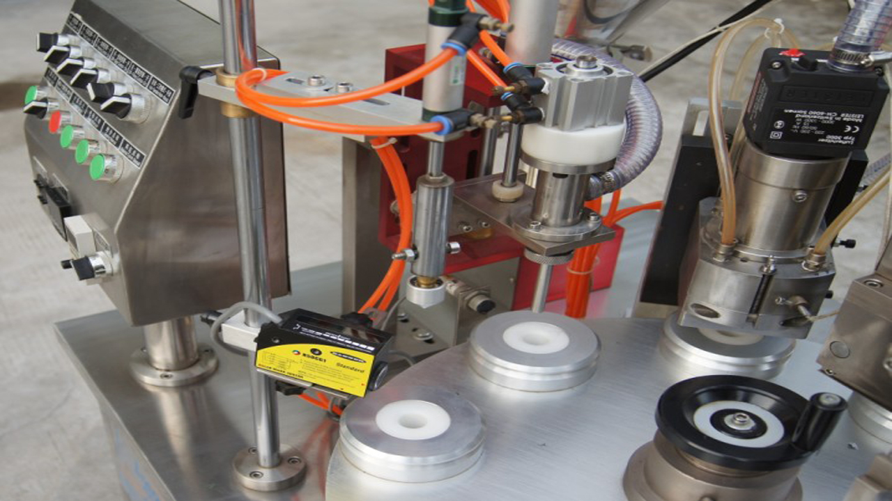 filling sealing machine with various kinds of tubes σφράγιση πλήρωσης σωλήνων.jpg