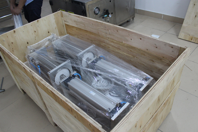 μηχανή μέσα σε ξύλινη θήκη.jpg